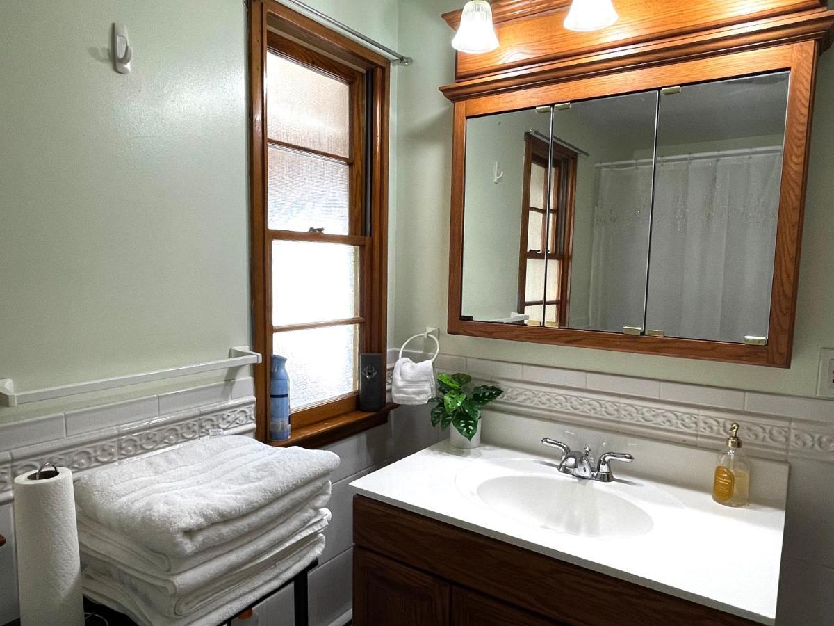 Entire Home In Buffalo - 6 Guests 3 Bedroom 1 Bath - Convenient Location - 25Min To Niagara Falls 외부 사진